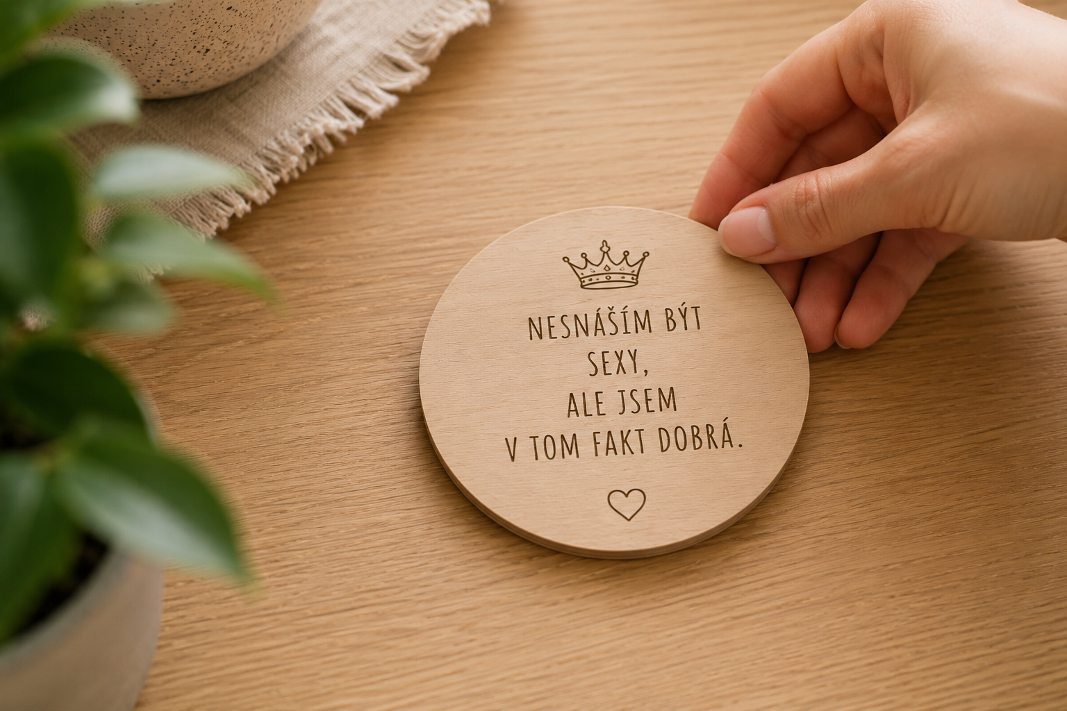 Sada dřevěných podtácků s gravírovaným motivem nebo mapou